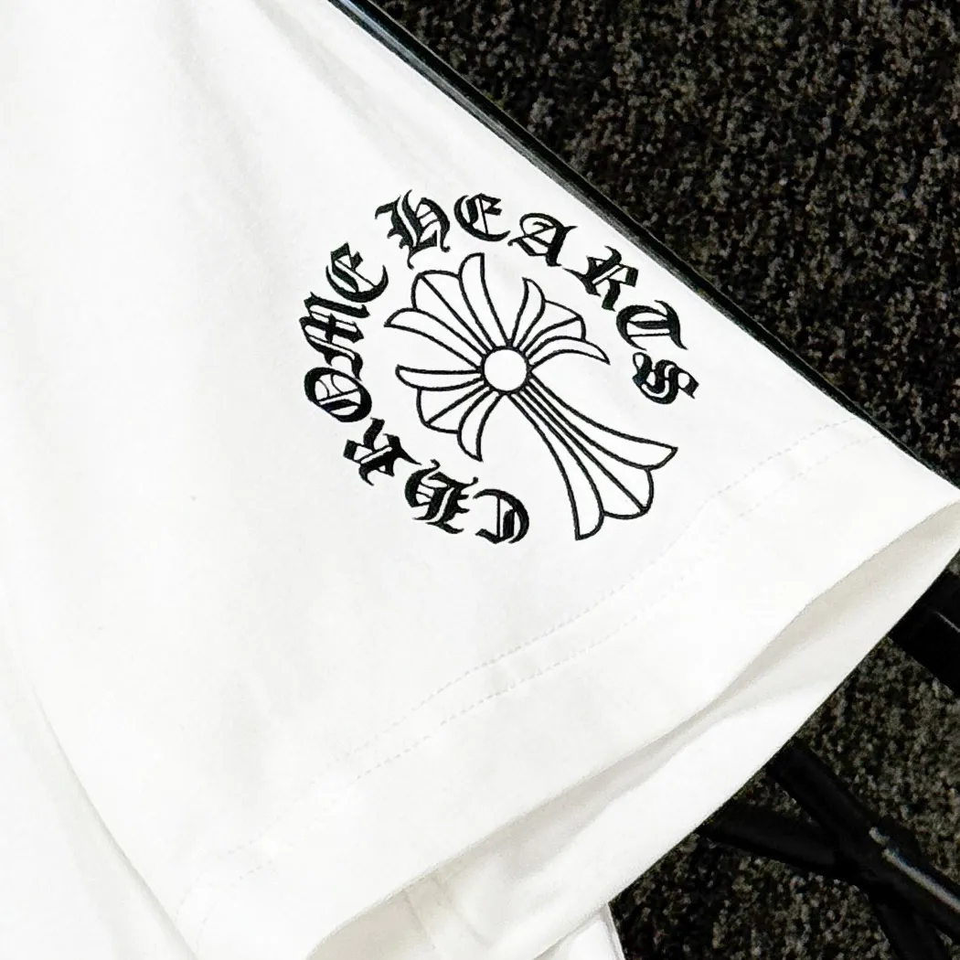 P170 Chrome Hearts 25 high-end versions. The fabric is made of 300 grams of high-density pure cotton. It does not deform or shrink. It has three labels. It is the same style for men and women. Technology: suede foaming + digital printing. Color: white, black. SIZE: S-XL.